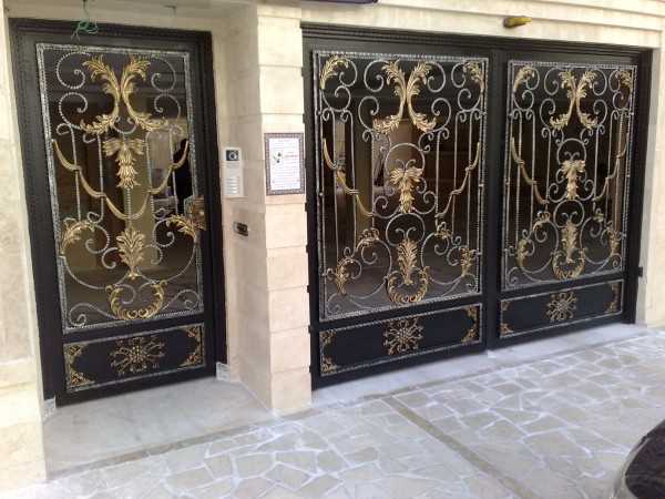 درب آهنی حیاط