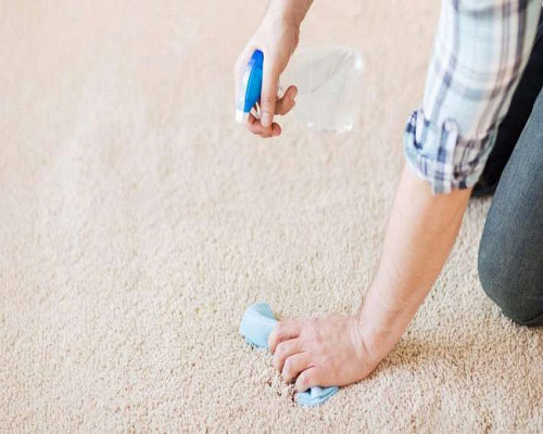 استفاده از سرکه برای پاک کردن چسب از روی فرش