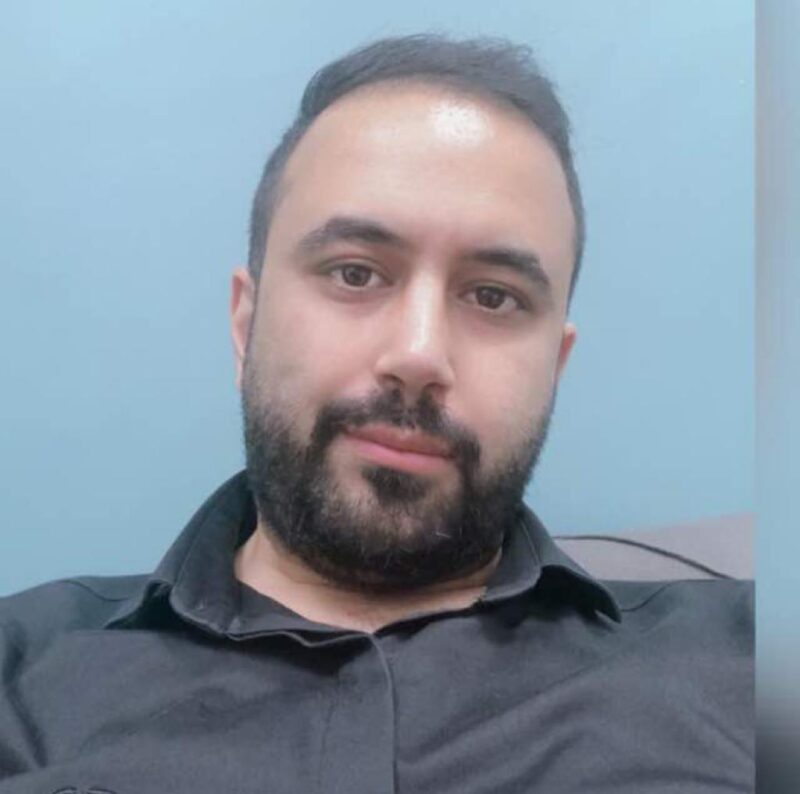 محسن عنایتی تعمیرکار ماشین اداری در استاده