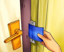 استفاده از کارت‌بانکی برای باز کردن قفل کمد
