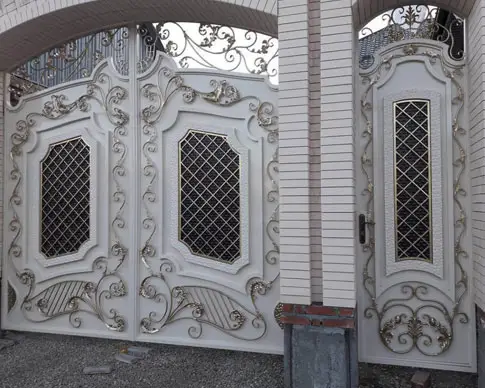 رنگ سفید برای درب حیاط